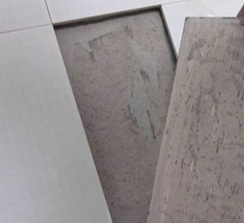 赤城瓷砖空鼓维修公司分享瓷砖铺贴时如果打浆（即涂抹在瓷砖背面和基层上的砂浆或瓷砖胶）过少，会带来以下问题